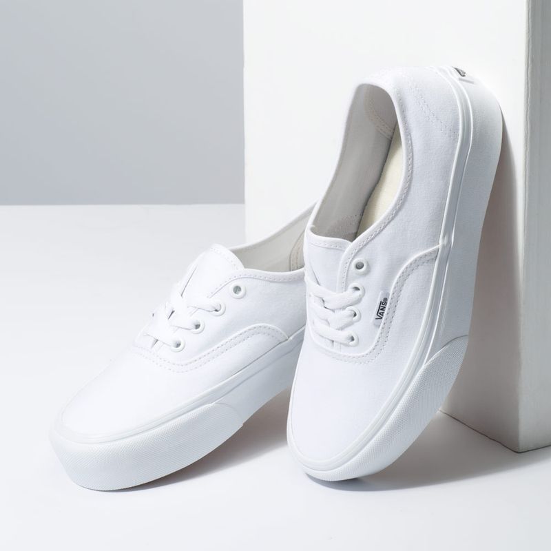 UA AUTHENTIC PLATFOR TRUE WHI TENIS
