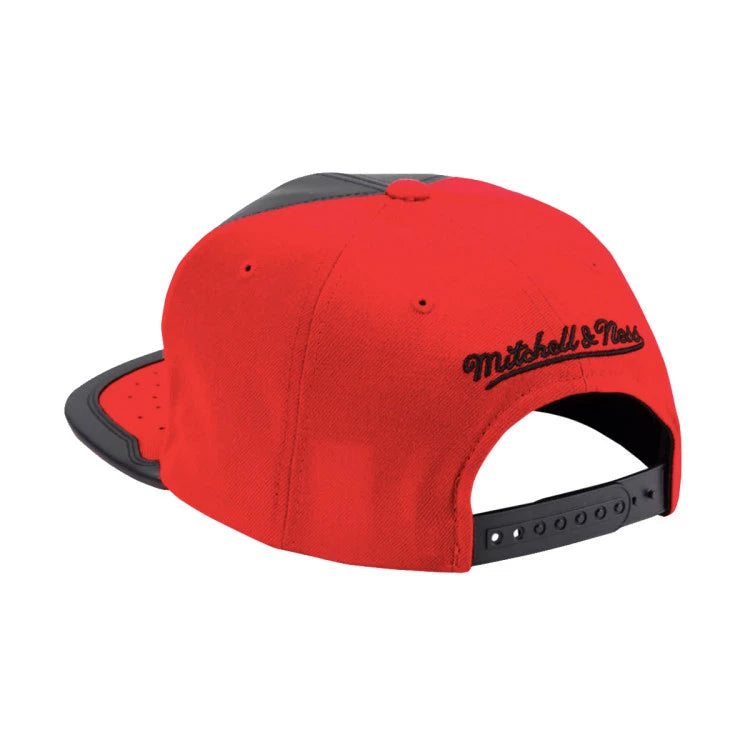 GORRA MITCHELL & NESS BLACK-RED NBA DE CHICAGO BULLS